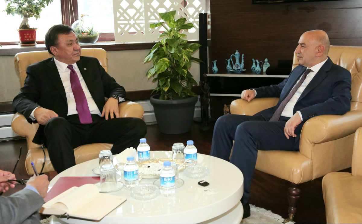 Büyükelçi Kubanıçbek Ömüraliyev Ankara Keçiören Belediye Başkanı Turgut Altınok ile görüştü