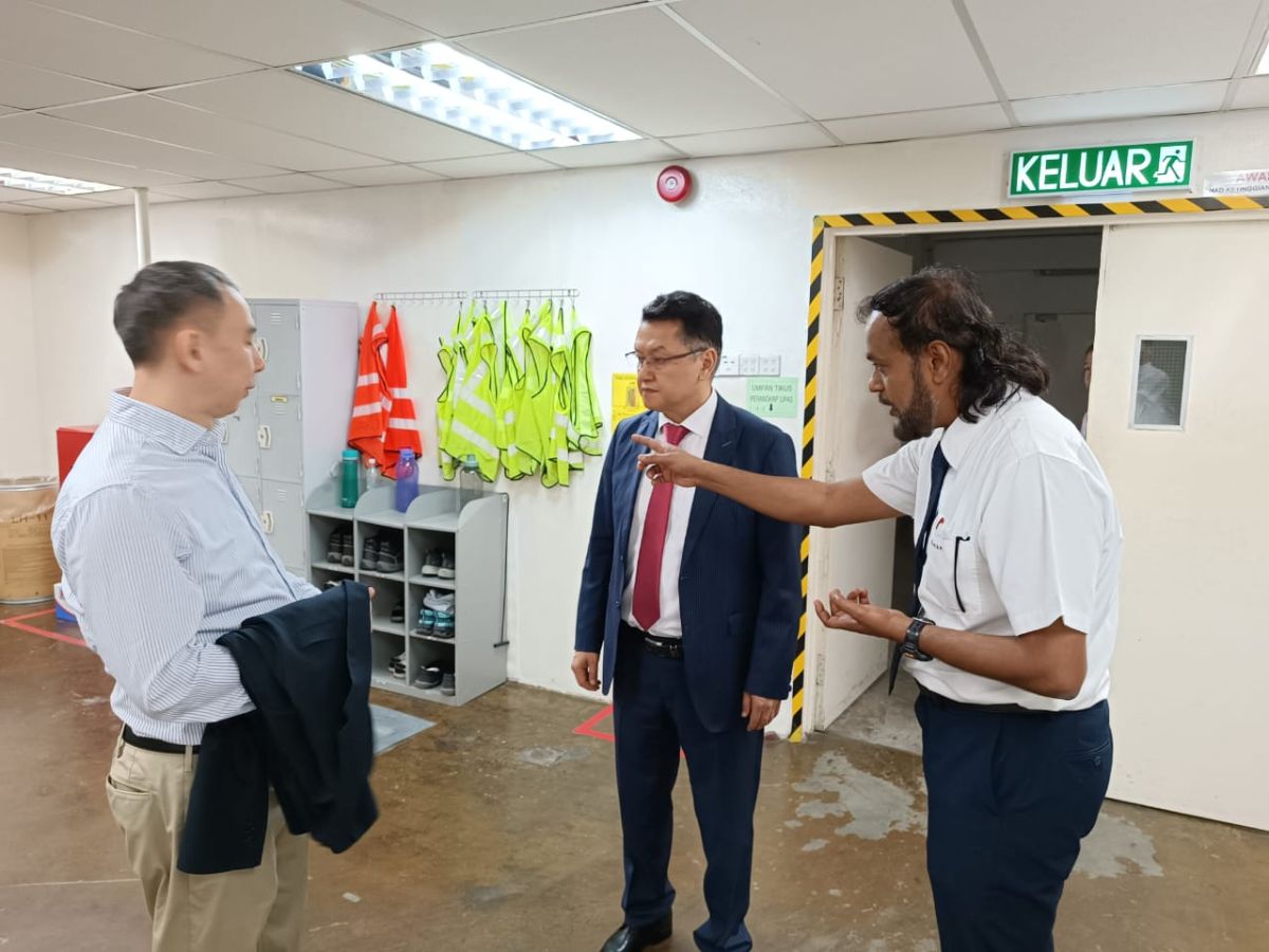 9 августа 2023 года Чрезвычайный и Полномочный Посол Кыргызской Республики в Малайзии Алтынбек Жумаев посетил завод по производству лекарств Y.S.P. Industries (M) SDN. BHD.