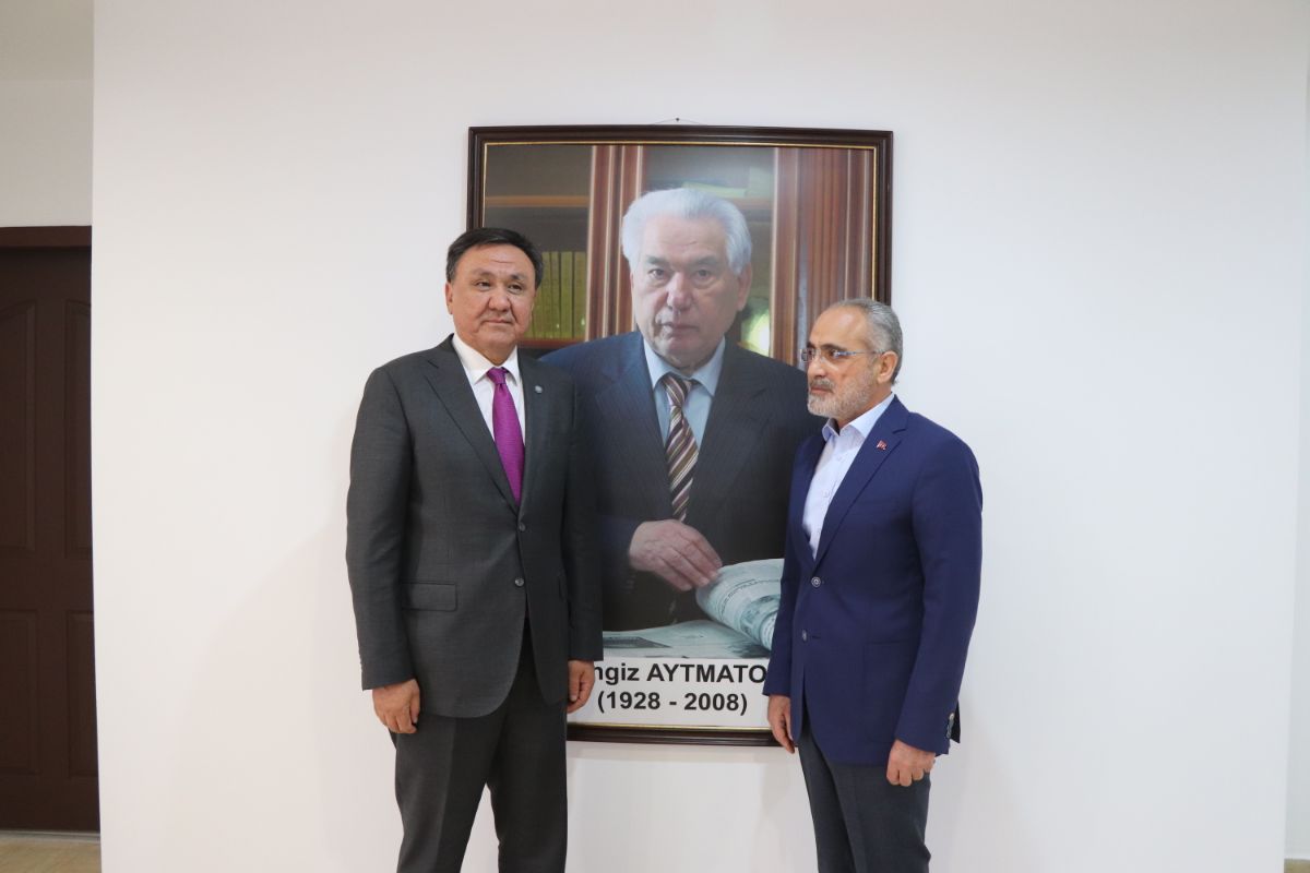 17 Haziran 2019 tarihinde Kırgız Cumhuriyeti Ankara Büyükelçisi Kubanıçbek ÖMÜRALİYEV Türkiye Cumhuriyeti Cumhurbaşkanı Başdanışmanı Yalçın TOPÇU ile Büyükelçilik binası makamında görüştü.  