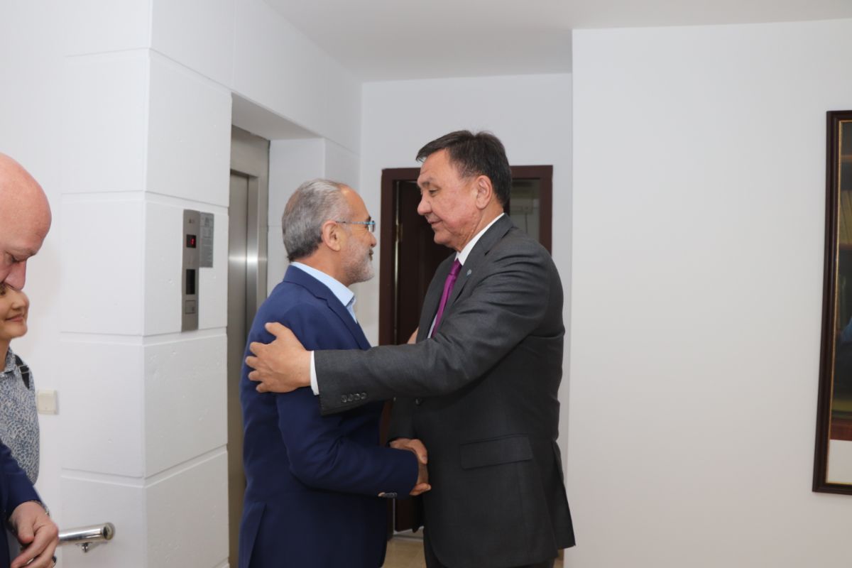 17 Haziran 2019 tarihinde Kırgız Cumhuriyeti Ankara Büyükelçisi Kubanıçbek ÖMÜRALİYEV Türkiye Cumhuriyeti Cumhurbaşkanı Başdanışmanı Yalçın TOPÇU ile Büyükelçilik binası makamında görüştü.  