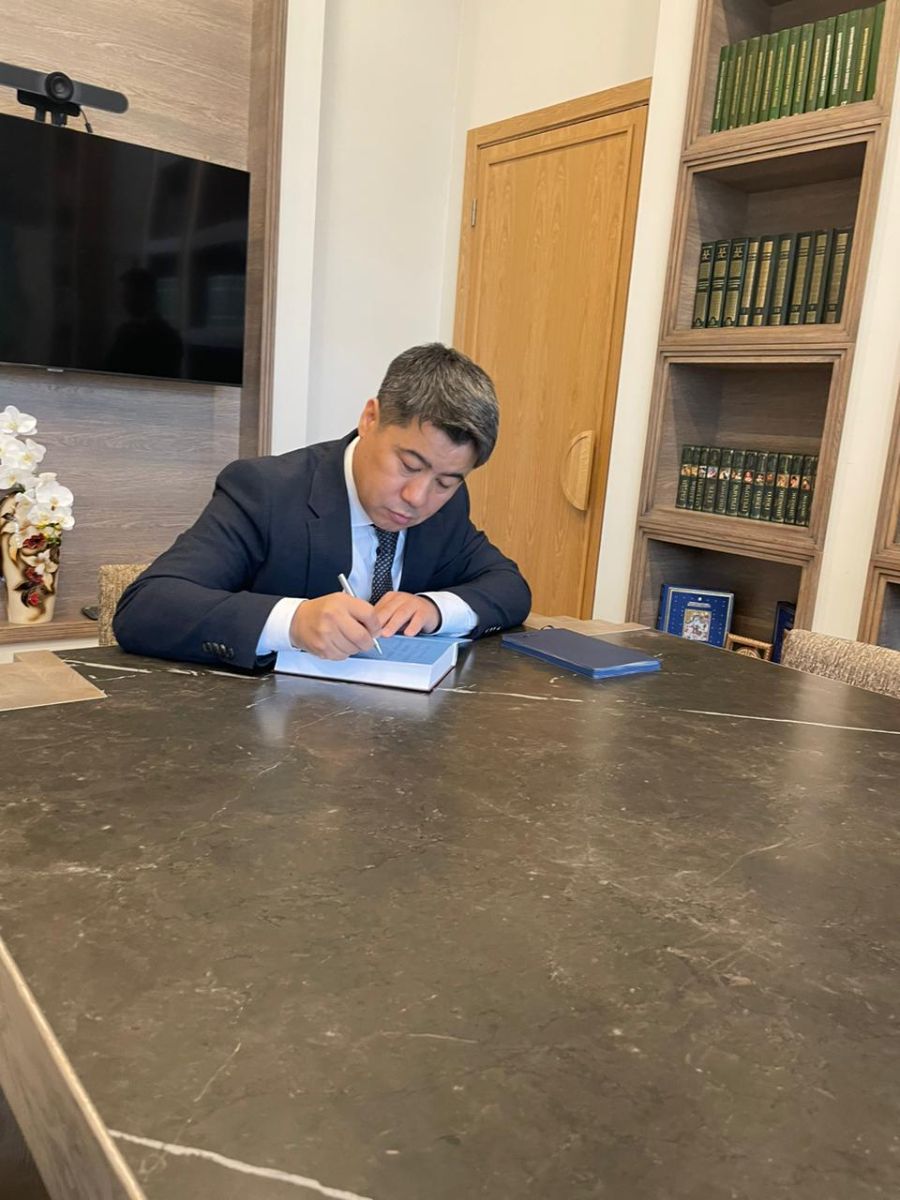 On September 28, 2023, the Consul General of the Kyrgyz Republic in Novosibirsk A.Aidarbekov visited the State Public Scientific and Technical Library of the Siberian Branch of the Russian Academy of Sciences (SPSTL SB RAS) and held a meeting with the director of the library I.Lizunova.