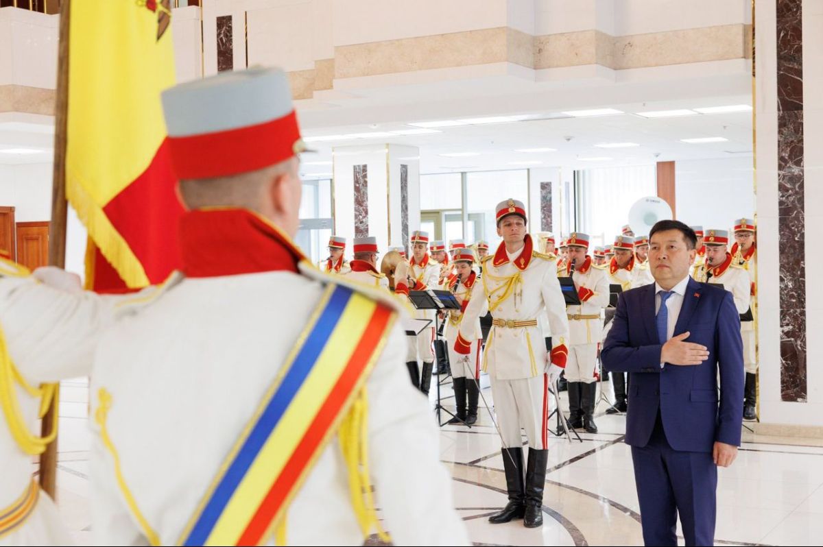 Кыргызстандын Молдовадагы элчиси И.Кадыркулов Молдова Республикасынын Президенти М.Сандуга Ишеним грамотасын тапшырды.