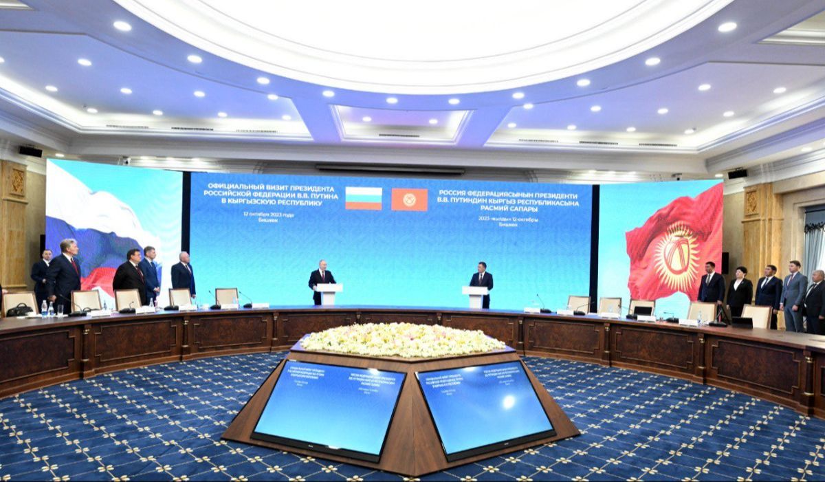 В рамках официального визита Президента Российской Федерации Владимира Путина в Кыргызстан сегодня, 12 октября, состоялась церемония награждения Президента Кыргызской Республики Садыра Жапарова орденом Почета.