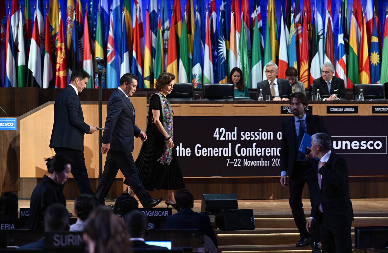 Президент Садыр Жапаров Парижде өтүп жаткан ЮНЕСКОнун Башкы конференциясынын 42-сессиясында сөз сүйлөдү