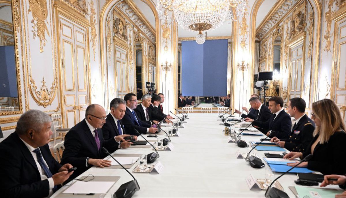 Президент Садыр Жапаров провел переговоры с Президентом Франции Эммануэлем Макроном