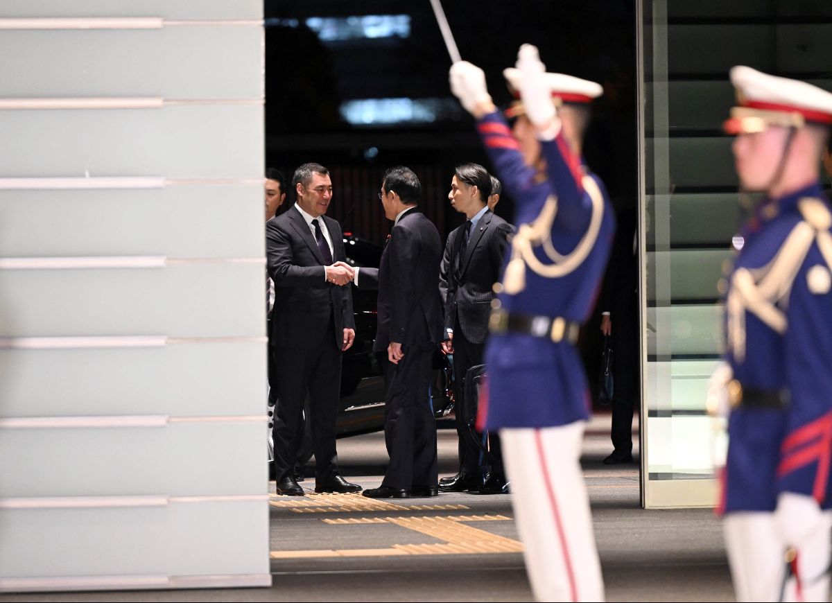 Токиодо Президент Садыр Жапаров менен Япониянын Премьер-министри Фумио Кисиданын расмий жолугушуу аземи болду