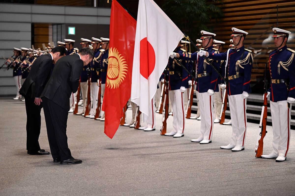 Токиодо Президент Садыр Жапаров менен Япониянын Премьер-министри Фумио Кисиданын расмий жолугушуу аземи болду