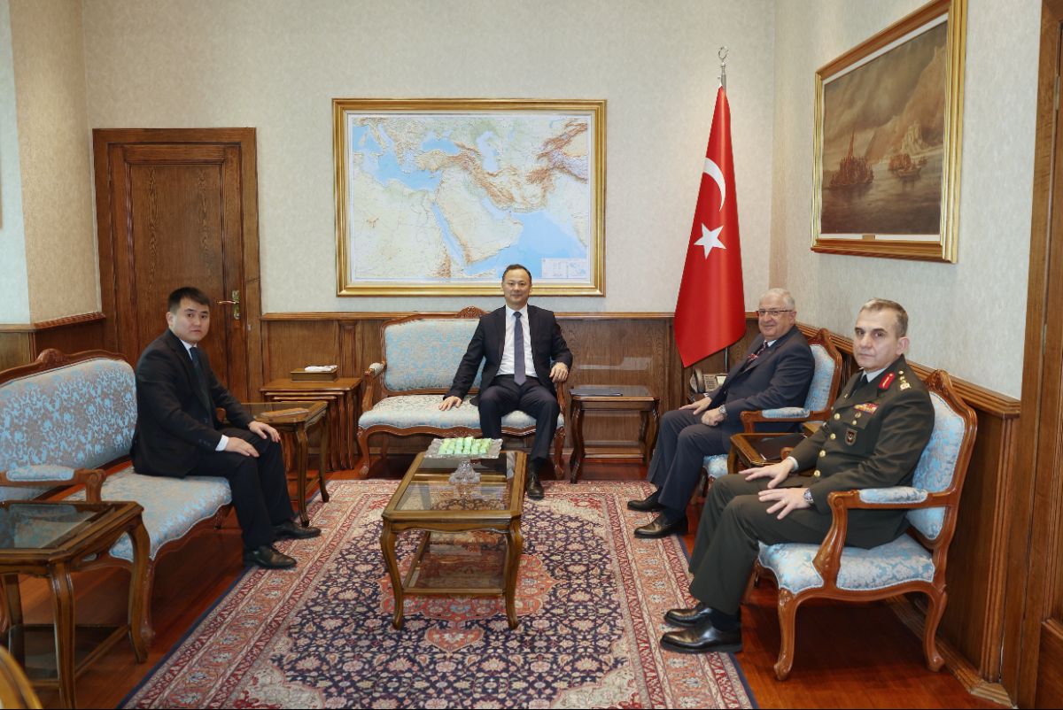 15 декабря 2023 года состоялась встреча Чрезвычайного и Полномочного Посла Кыргызской Республики в Турецкой Республике Руслана Казакбаева с Министром обороны Турецкой Республики Яшаром Гюлером.