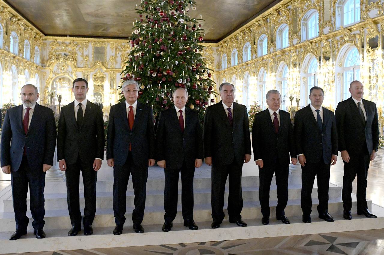 Президент Кыргызской Республики Садыр Жапаров сегодня, 26 декабря, принял участие в неформальной встрече лидеров стран Содружества Независимых Государств в городе Санкт-Петербург. 