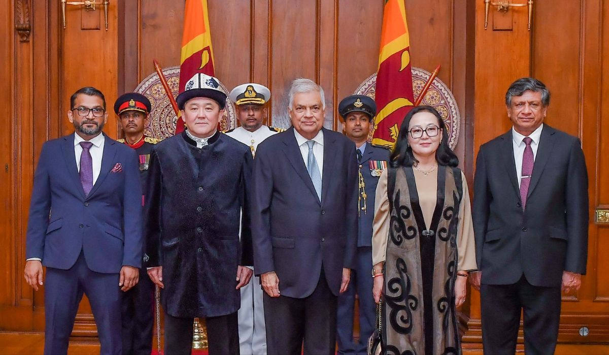 On February 1, 2024, Ambassador Extraordinary and Plenipotentiary of the Kyrgyz Republic to the Democratic Socialist Republic of Sri Lanka Askar Beshimov presented his Credentials to the President of Sri Lanka Ranil Wickremesinghe.
During the conversation, topical issues of further development of traditionally friendly Kyrgyz- Sri Lanka relations were discussed.
President of Sri Lanka Ranil Wickremesinghe welcomed Ambassador Askar Beshimov and wished him good luck and fruitful work to strengthen friendly relations between Sri Lanka and the Kyrgyz Republic.
Ambassador Askar Beshimov conveyed greetings and good wishes from the President of the Kyrgyz Republic Sadyr Zhaparov and expressed his readiness to make every effort to strengthen Kyrgyz-Sri Lanka bilateral relations.
