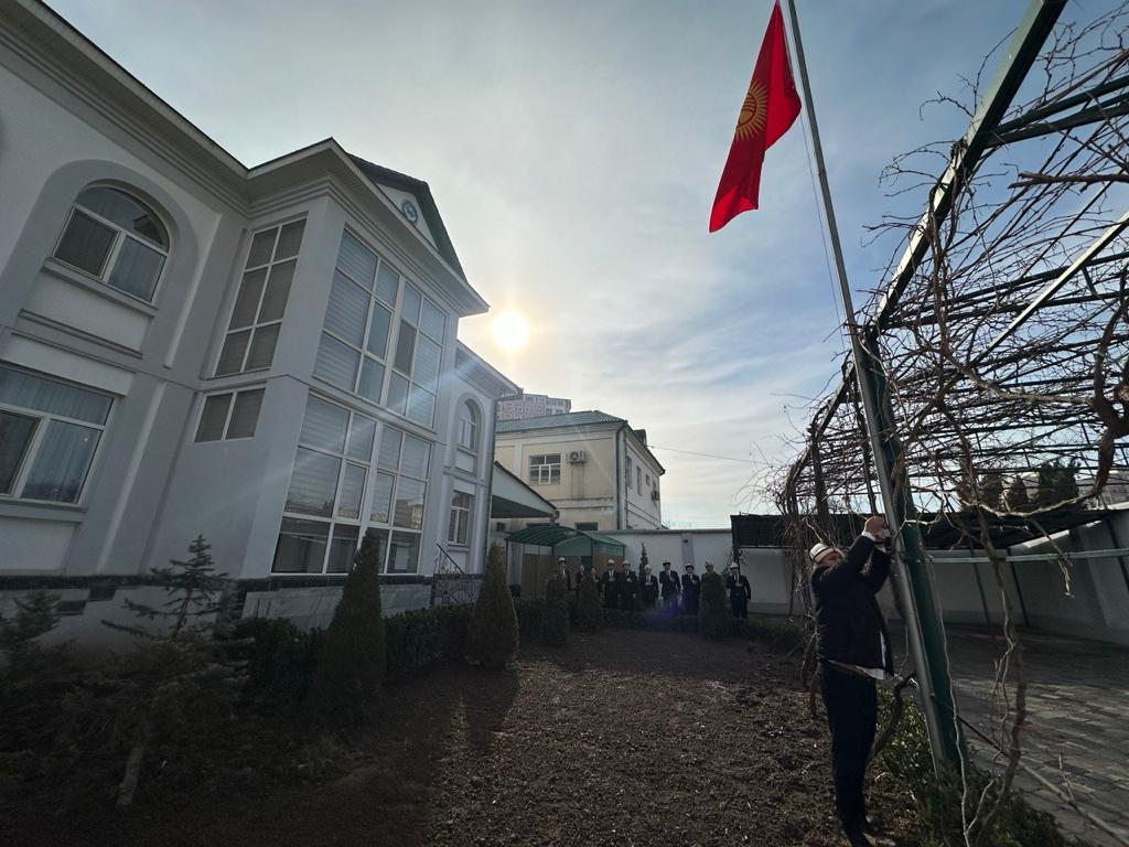 Cостоялась торжественная церемония поднятия государственного флага и исполнения государственного гимна Кыргызской Республики в Посольстве Кыргызстана в Таджикистане