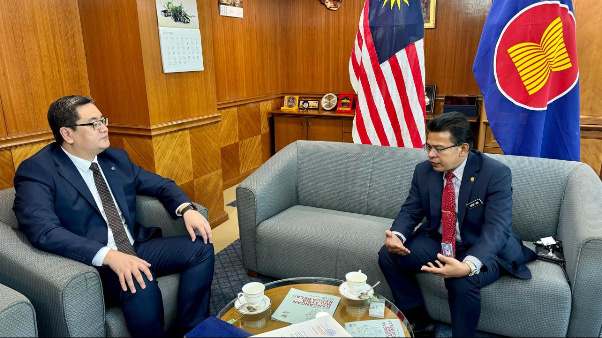 Посол Кыргызской Республики в Малайзии А.Анарбаев вручил копии Верительных грамот в МИД Малайзии