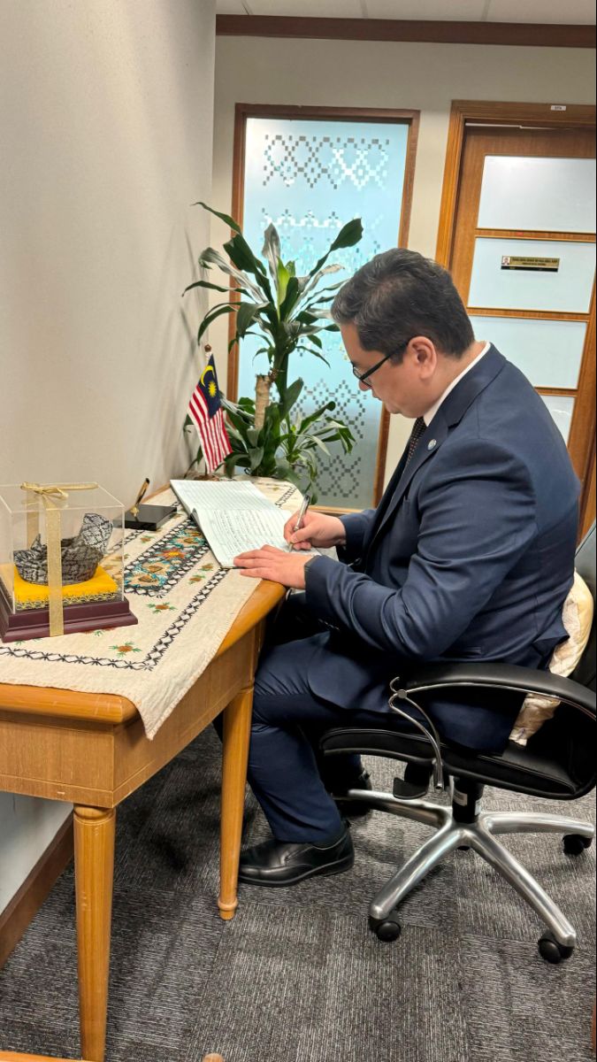 Посол Кыргызской Республики в Малайзии А.Анарбаев вручил копии Верительных грамот в МИД Малайзии