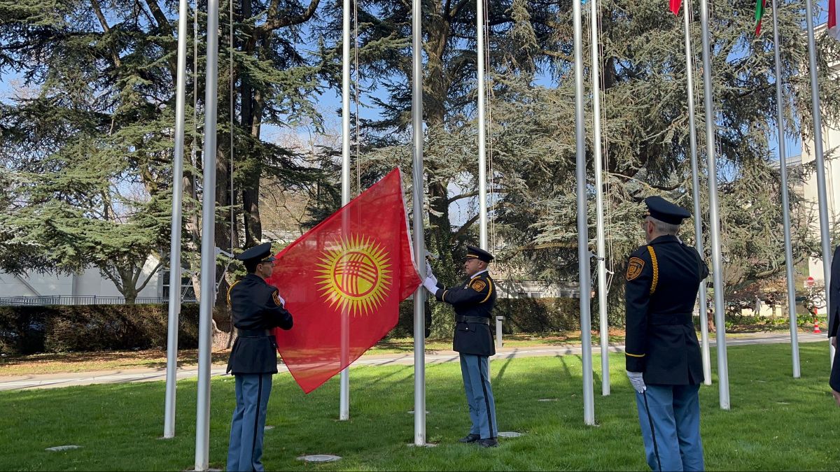 On February 29, 2024, Ambassador Omar Sultanov and the diplomatic staff of the Permanent Mission of the Kyrgyz Republic to the UN in Geneva took part in the national flag-raising ceremony of the Kyrgyz Republic at the UN Office in Geneva.
The ceremony was held in a solemn atmosphere with the participation of the UN Guard of Honor.