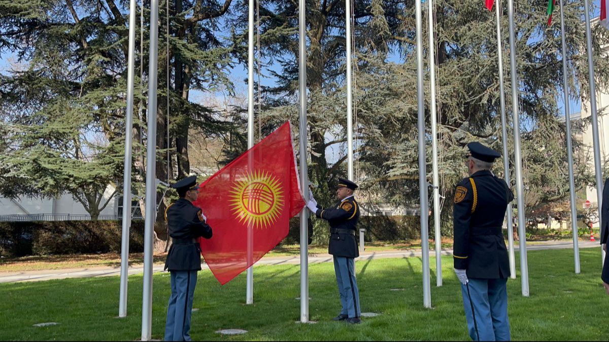 Церемония поднятия обновленного государственного флага Кыргызской Республики в Отделении ООН в Женеве