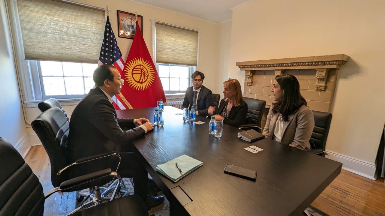 Посол КР в США Б.Аманбаев встретился с представителями американской компании «Space X»