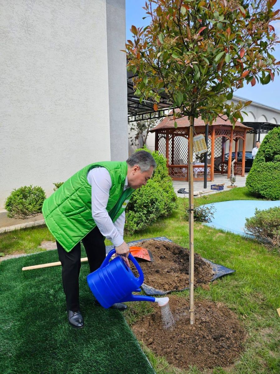 Министр Ж.Кулубаев принял участие в субботнике и посадил саженцы многолетних деревьев на территории Посольства Кыргызской Республики в Республике Узбекистан