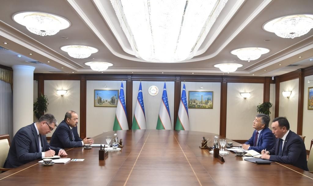 31 июля 2019 г. состоялась встреча Чрезвычайного и Полномочного Посла Кыргызской Республики в Республике Узбекистан Ибрагима Джунусова с Премьер-министром Республики Узбекистан Абдуллой Ариповым.