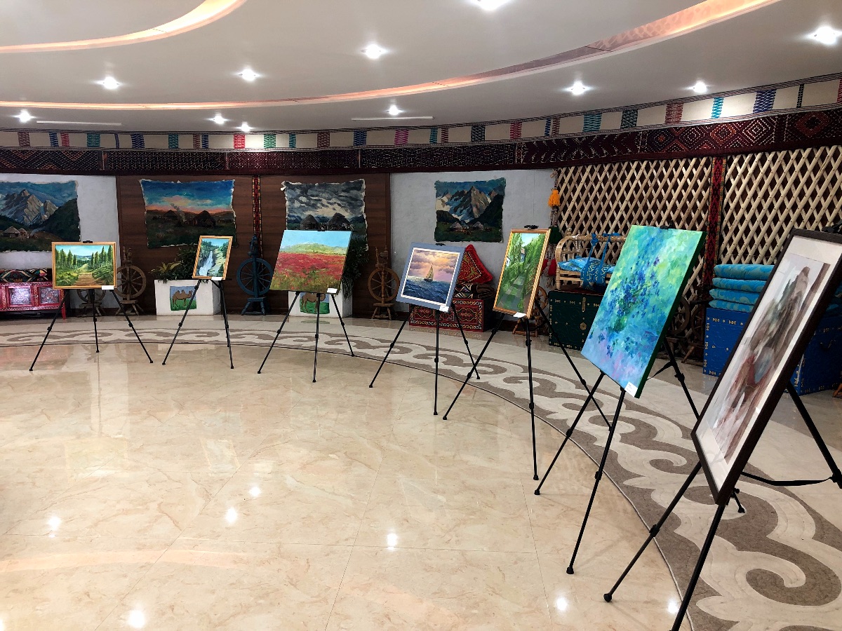 7 августа 2019 года сотрудники Посольства Кыргызской Республики в Республике Казахстан посетили международную выставку «Пики Азии»: красота природы Кыргызстана глазами художников, которая проходит в Доме дружбы города Нур-Султан