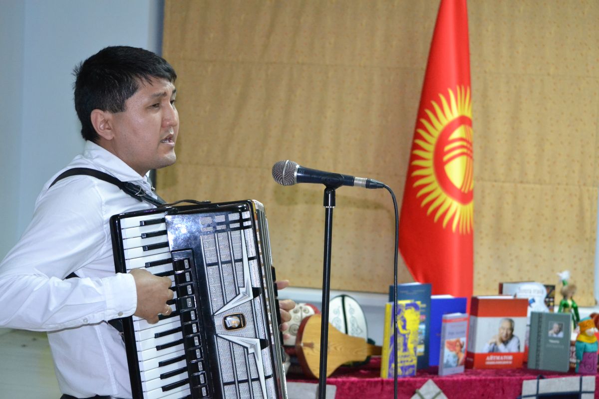 The Embassy of the Kyrgyz Republic in Ukraine together with the Kyrgyz Diaspora on August 31, 2019, on the occasion of the 28th anniversary of Independence Day of the Kyrgyz Republic and the 30th anniversary of the State Language, organized a mini-concert and screening of the film “Manaschi Sayakbai”.