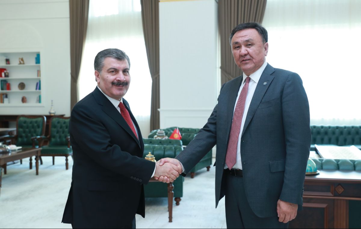 Kırgız Cumhuriyeti Ankara Büyükelçisi Kubanıçbek Ömüraliyev Türkiye Cumhuriyeti Sağlık Bakanı Fahrettin Koca ile görüştü
