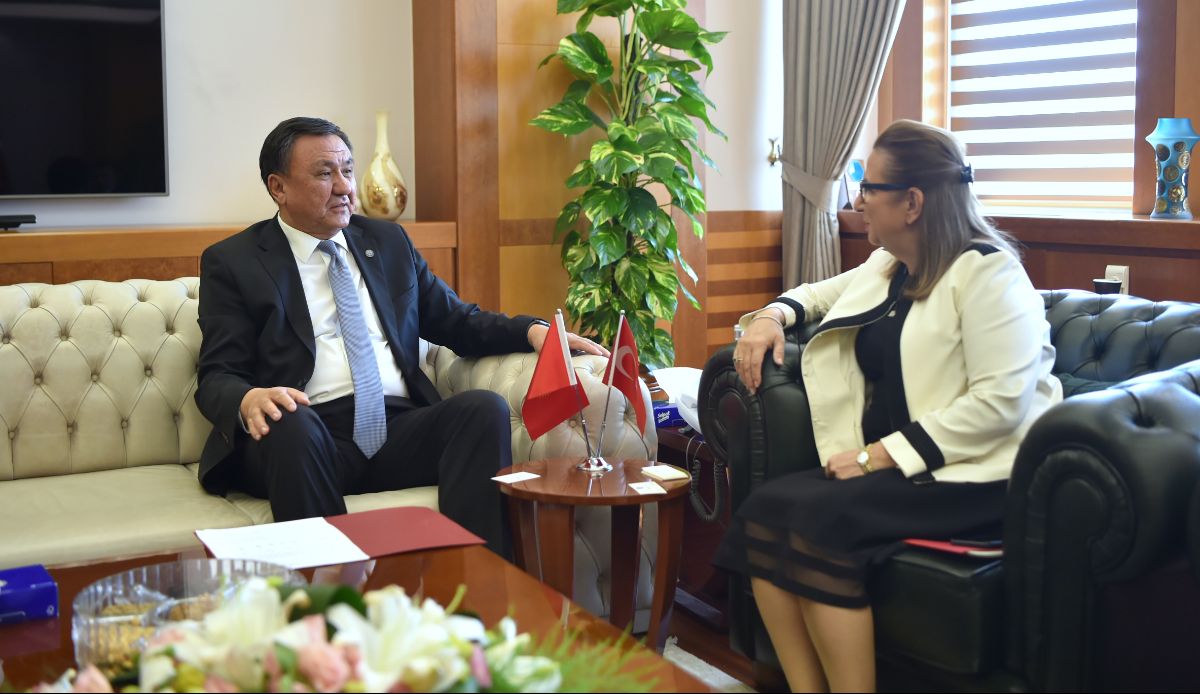 Büyükelçi Kubanıçbek Ömüraliyev, Türkiye Cumhuriyeti Ticaret Bakanı Ruhsar Pekcan ile görüştü.