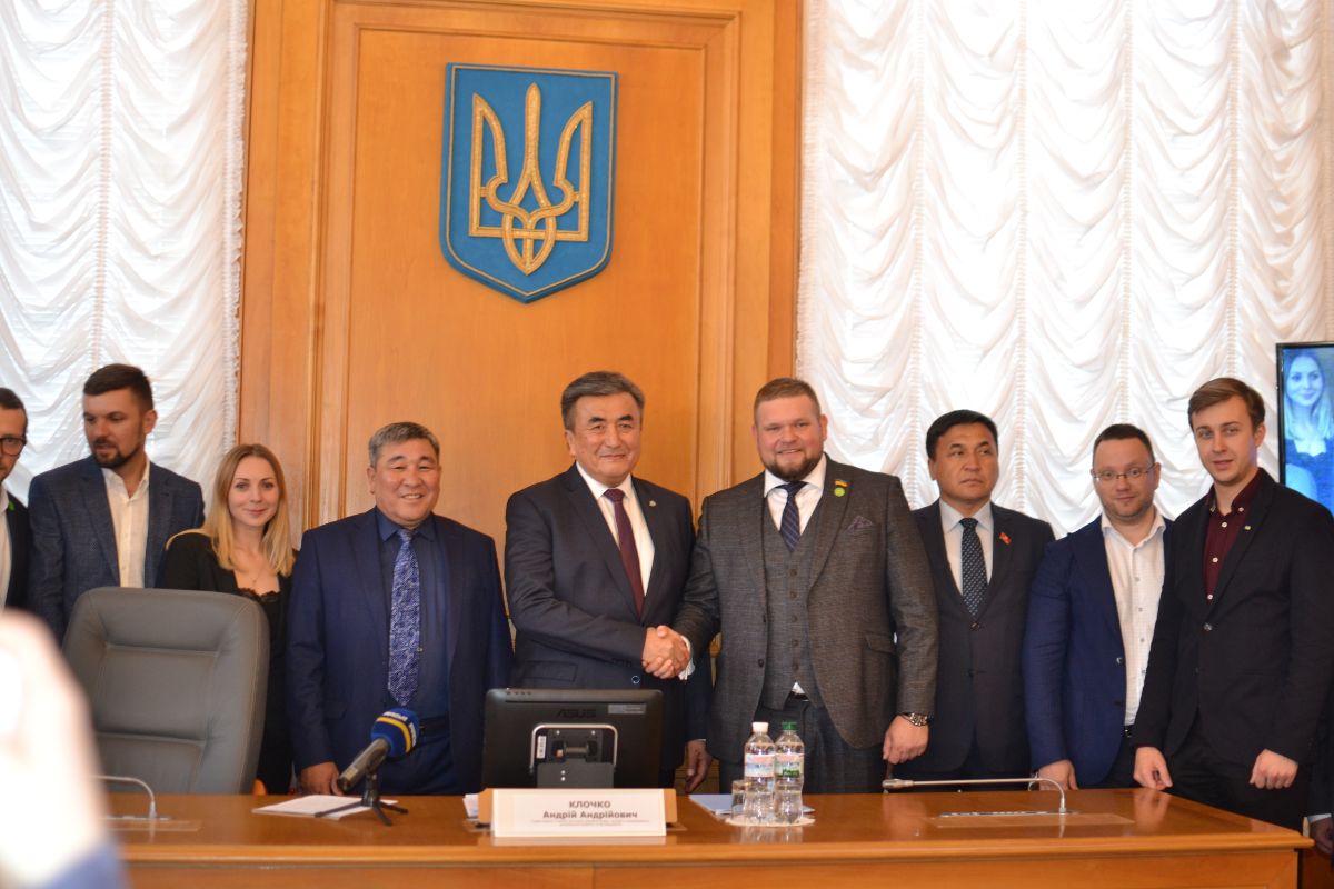 On 16th of October, 2019 Deputies of the Zhogorku Kenesh of the Kyrgyz Republic K.Imanaliev, R.Mombekov and the Extraordinary and Plenipotentiary Ambassador of the Kyrgyz Republic in Ukraine Zh.Sharipov met with the People's Deputy of Ukraine, the Head of the Committee on the organization of state bodies, local self-government, regional development and construction A.Klochko in the Verkhovna Rada of Ukraine.