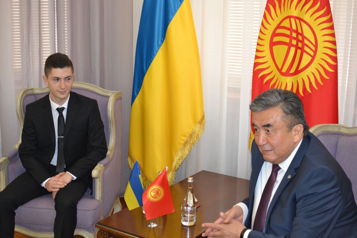 On 24th of October, 2019, on the occasion of the celebration of the 75th anniversary of the founding of the Ministry of Foreign Affairs and the Day of the diplomatic worker of the Kyrgyz Republic, Ambassador Extraordinary and Plenipotentiary of the Kyrgyz Republic to Ukraine Zh. Sharipov met with students of the Kyiv Institute of International Relations and Law of Kyiv National University named after T. Shevchenko. The Institute is a forge of Ukrainian diplomats.
