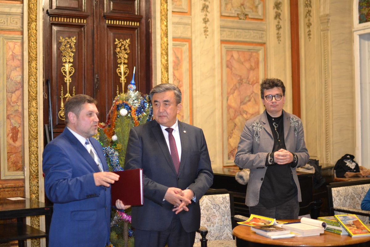 On January 15, 2020, Ambassador Extraordinary and Plenipotentiary of the Kyrgyz Republic in Ukraine Zhusupbek Sharipov took part in the solemn celebration of the 95th anniversary of the international journal of foreign literature “Vsesvit” and awarded the doctor of philological sciences, professor of the journalism department of B. Grinchenko University of Kyiv, author of translations of the novels of C. Aitmatov, N. Vaskiv with the award named after N. Lukash “The Arts of Translation”.