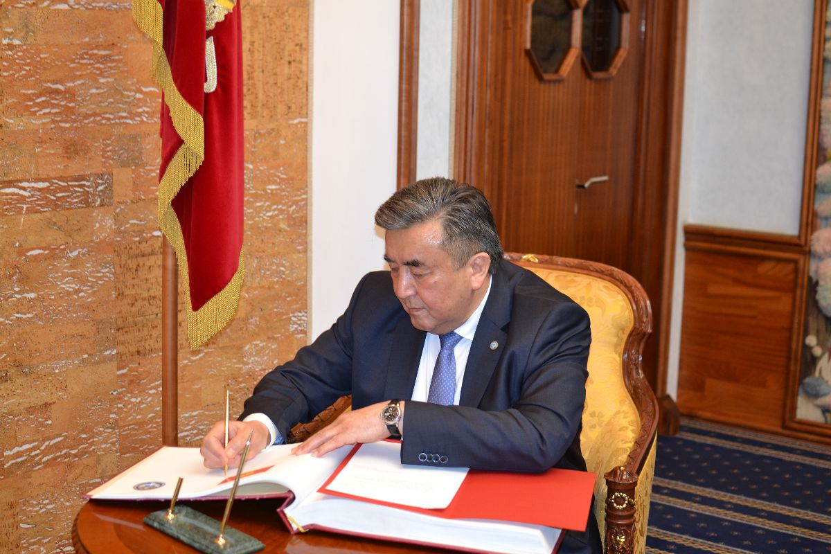 On March 11, 2020, during a working trip to the Kharkiv region, Ambassador Extraordinary and Plenipotentiary of the Kyrgyz Republic to Ukraine Zhusupbek Sharipov met with the Chairman of the Kharkiv Region State Administration Alexey Kucher.