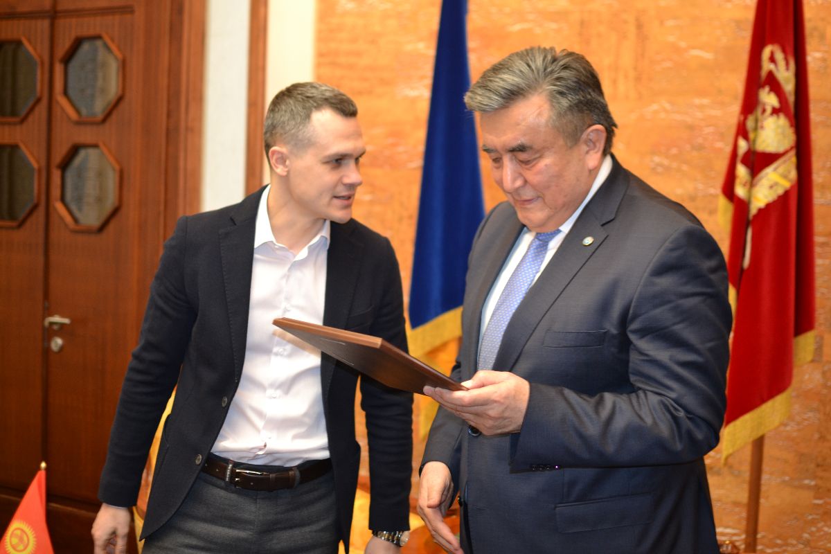 On March 11, 2020, during a working trip to the Kharkiv region, Ambassador Extraordinary and Plenipotentiary of the Kyrgyz Republic to Ukraine Zhusupbek Sharipov met with the Chairman of the Kharkiv Region State Administration Alexey Kucher.