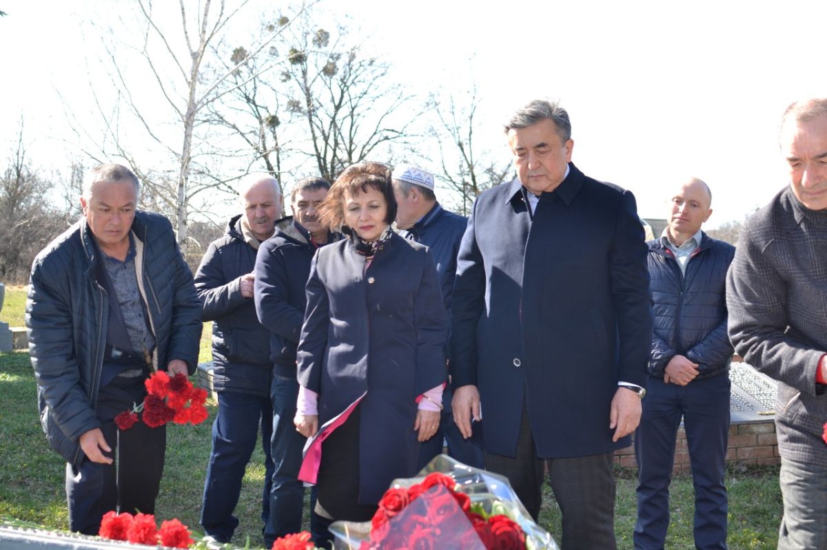 On March 12, 2020, the Extraordinary and Plenipotentiary Ambassador of the Kyrgyz Republic in Ukraine Zh. Sharipov took part in the ceremony of applying the initials of M. Salakunov to the mass grave, laid flowers at the monument and paid tribute to those who died during the Great Patriotic War.