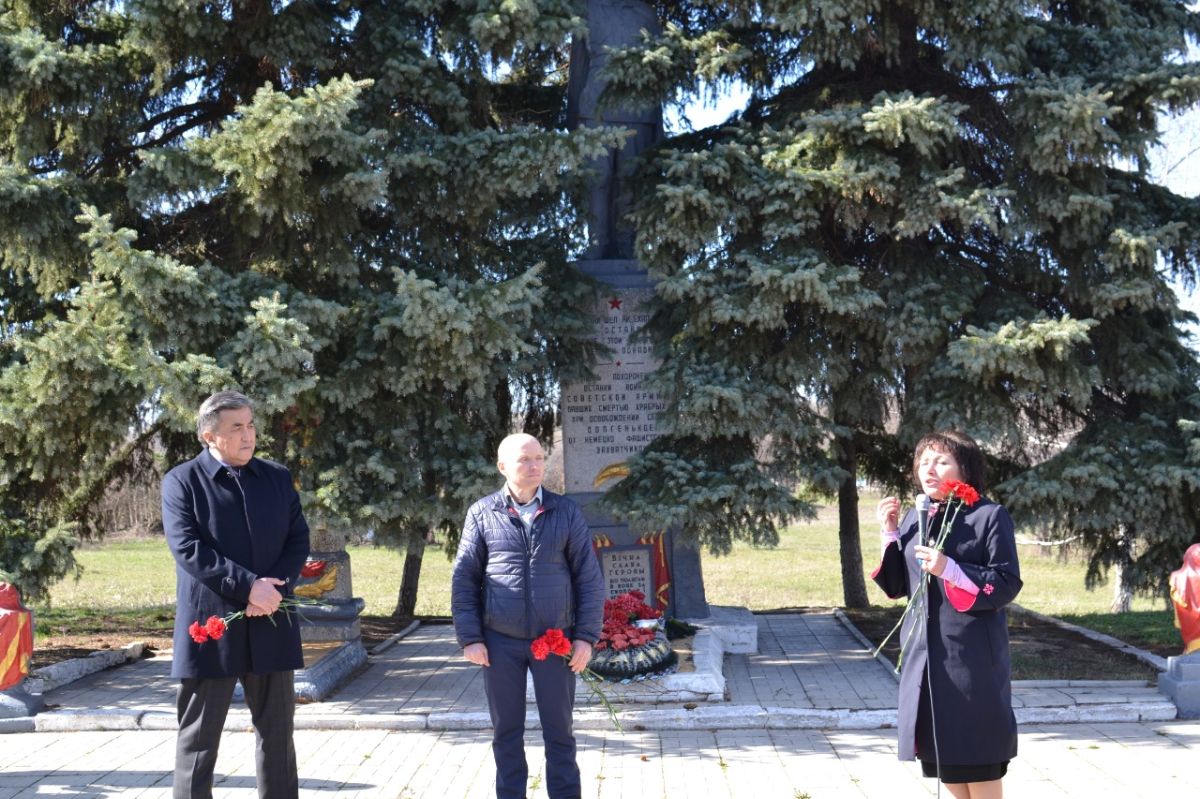 On March 12, 2020, the Extraordinary and Plenipotentiary Ambassador of the Kyrgyz Republic in Ukraine Zh. Sharipov took part in the ceremony of applying the initials of M. Salakunov to the mass grave, laid flowers at the monument and paid tribute to those who died during the Great Patriotic War.