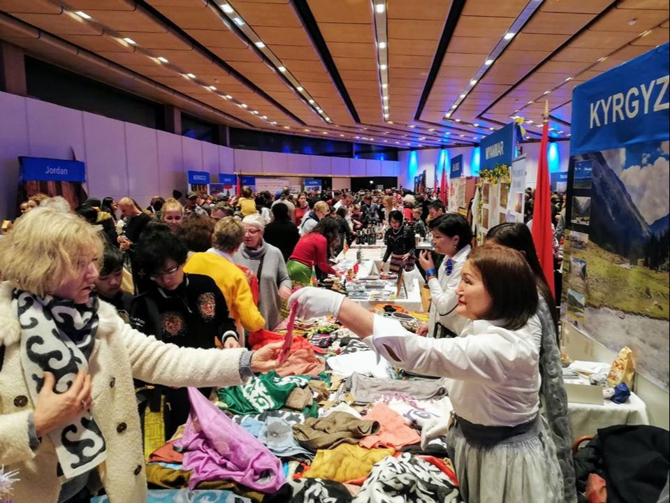 23 ноября в Вене прошел ежегодный Международный благотворительный базар ООН под эгидой и инициативе Женской гильдии ООН (UNWG) совместно с различными благотворительными и диаспоральными организациями. 