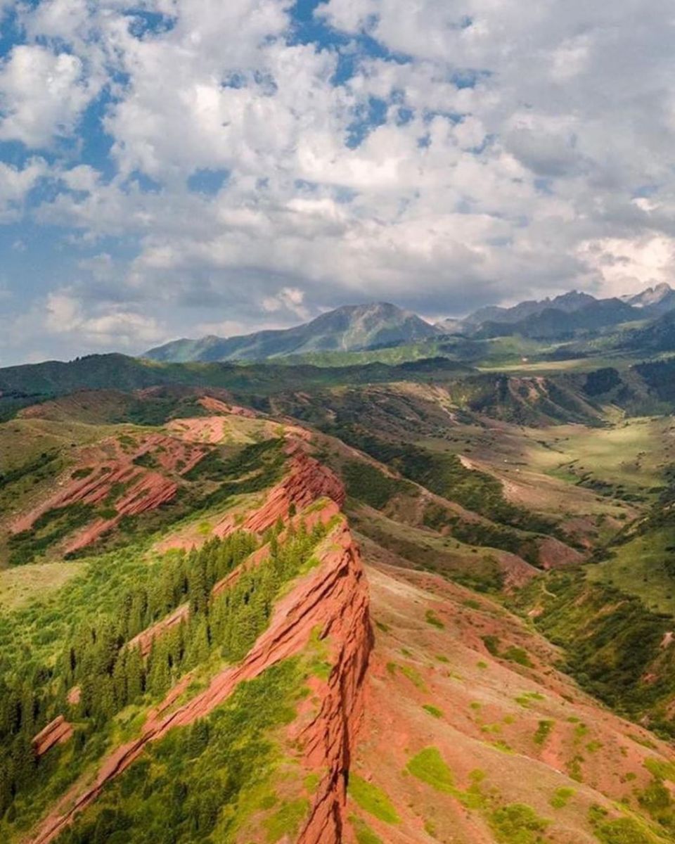 Кыргызстан - одно из самых красивых мест в Центральной Азии, большую часть его территории составляют горы.