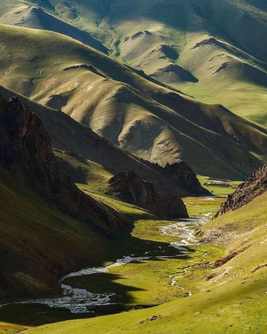 Кыргызстан - Борбордук Азияныны эң кооз жерлеринин бири, анын территориясынын көпчүлүк бөлүгүн тоолор ээлейт.