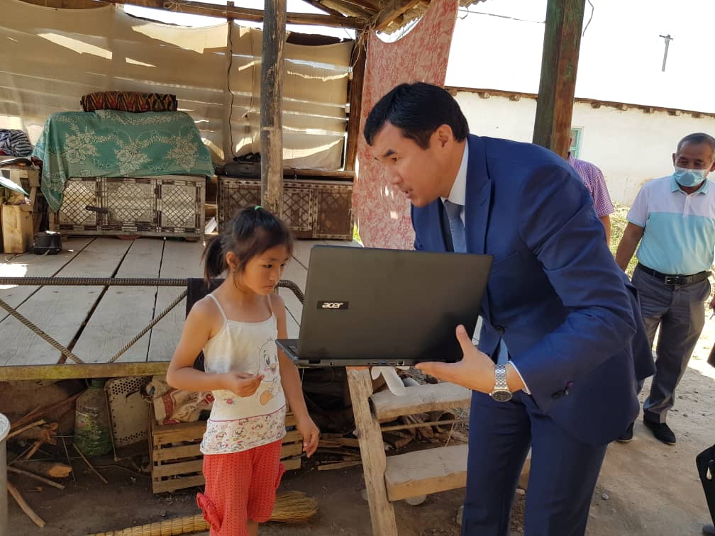 Детям — участникам телепроекта «Мээрим», потерявшим родителей, к Международному дню защиты детей вручены подарки от имени Президента Кыргызской Республики