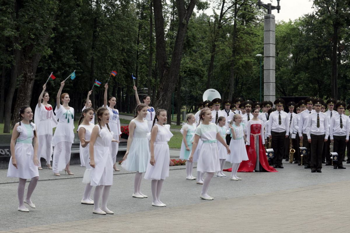 В Минске прошла церемония открытия Аллеи Дружбы в честь 75-летия Победы в Великой Отечественной войне 1941–1945 годов