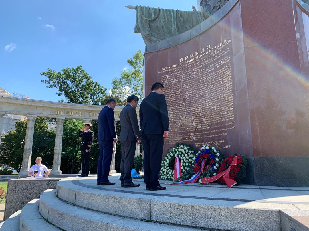 19 августа 2020 года Посольство Кыргызской Республики в Австрии приняло участие в мероприятии, посвященном 75-й годовщине возведения мемориального комплекса Советскомувоину-освободителю на Шварценбергплатц.