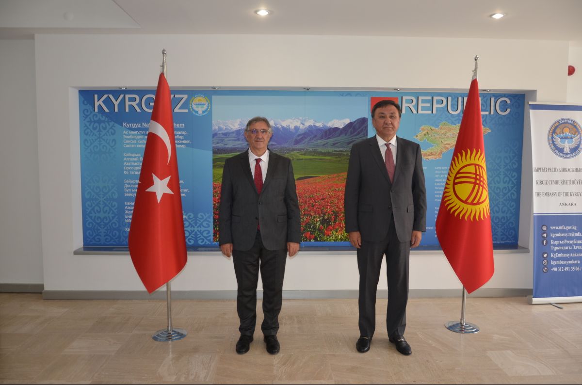 1 Eylül 2020 tarihinde Kırgız Cumhuriyeti'nin Ankara'daki Olağanüstü ve Tam Yetkili Büyükelçisi Kubanıçbek Ömüraliyev Kırgız-Türk ''Manas'' Üniversitesi'nin yeni Rektörü Prof.Dr.Alparslan Ceylan ile görüştü.