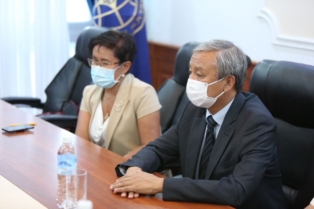 Министерству здравоохранения КР переданы кислородные концентраторы от дипломатов загранучреждений КР