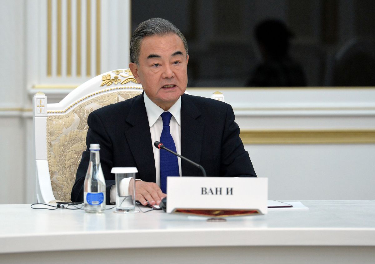 Президент Кыргызской Республики Сооронбай Жээнбеков принял члена Государственного совета, министра иностранных дел Китайской Народной Республики Ван И, который посетил Кыргызстан с официальным визитом.