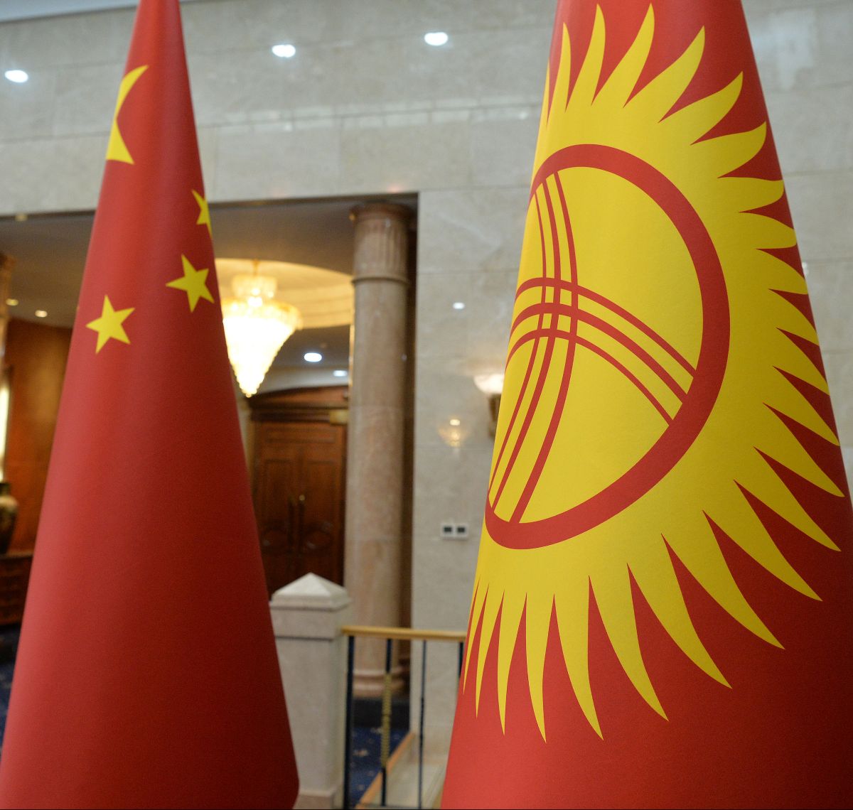 Президент Кыргызской Республики Сооронбай Жээнбеков принял члена Государственного совета, министра иностранных дел Китайской Народной Республики Ван И, который посетил Кыргызстан с официальным визитом.