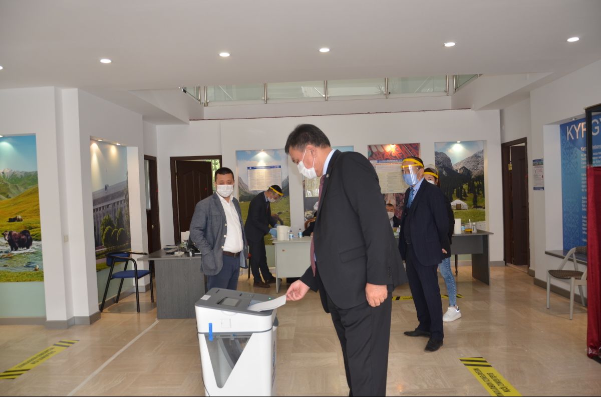 4 Ekim 2020 tarihinde Türkiye saatine göre saat 08:00'da Kırgız Cumhuriyeti'nin Türkiye'deki Büyükelçilik binasında 9036 numaralı sandık merkezinde oylama başladı.