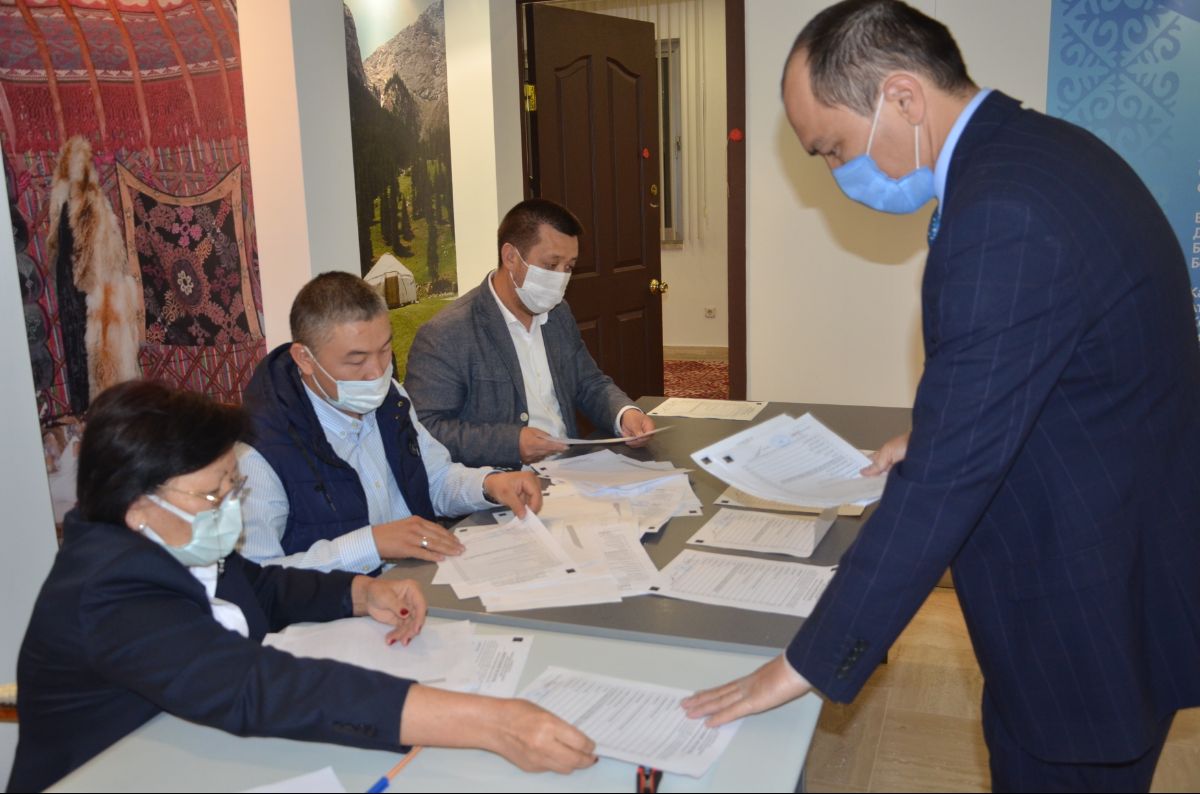  Kırgız Cumhuriyeti'nin Türkiye'deki Büyükelçilik binasında №9036 sandık merkezinde Kırgız Cumhuriyeti Cogorku Keneş (Parlamento) milletvekillerinin  seçilmesinde oylama tamamlandı