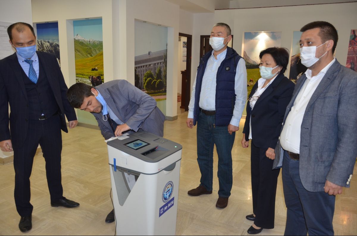  Kırgız Cumhuriyeti'nin Türkiye'deki Büyükelçilik binasında №9036 sandık merkezinde Kırgız Cumhuriyeti Cogorku Keneş (Parlamento) milletvekillerinin  seçilmesinde oylama tamamlandı