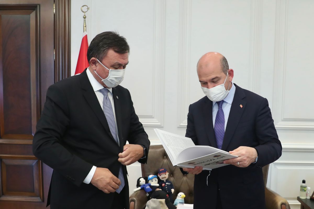 Büyükelçi Kubanıçbek Ömüraliyev, Türkiye Cumhuriyeti İçişleri Bakanı Süleyman Soylu ile görüştü.