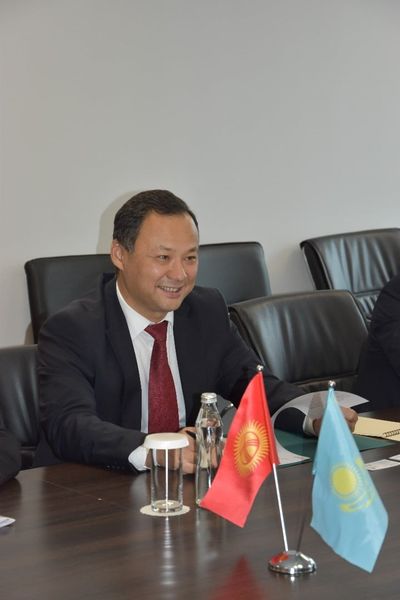 Кыргызстанга инвестицияларды тартуунун алкагында Министр Р.Казакбаев «Казак Экспорт» АКнын Башкармалыгынын төрагасы Р.Искаков менен сүйлөшүүлөрдү жүргүздү. 