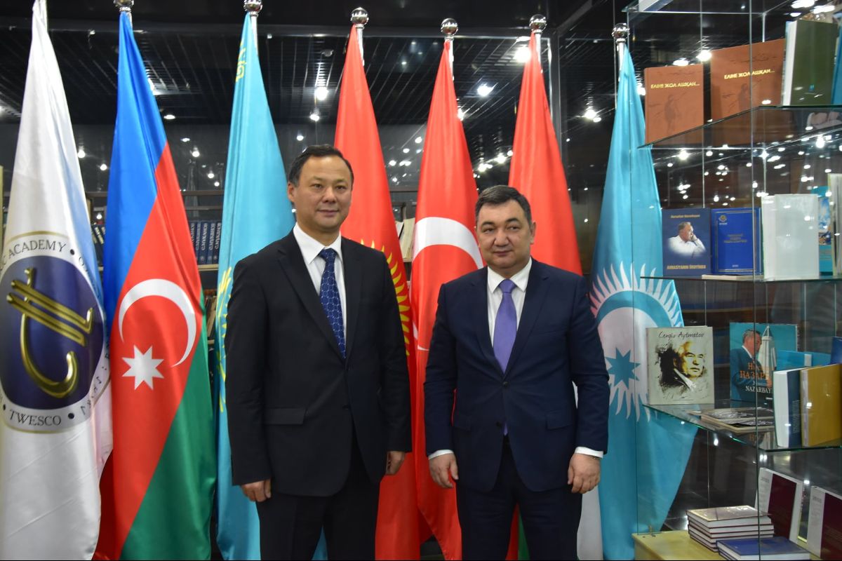 30 октября 2020 г. Министр иностранных дел Кыргызской Республики Руслан Казакбаев в рамках визита в Республику Казахстан посетил Международную Тюркскую академию. 