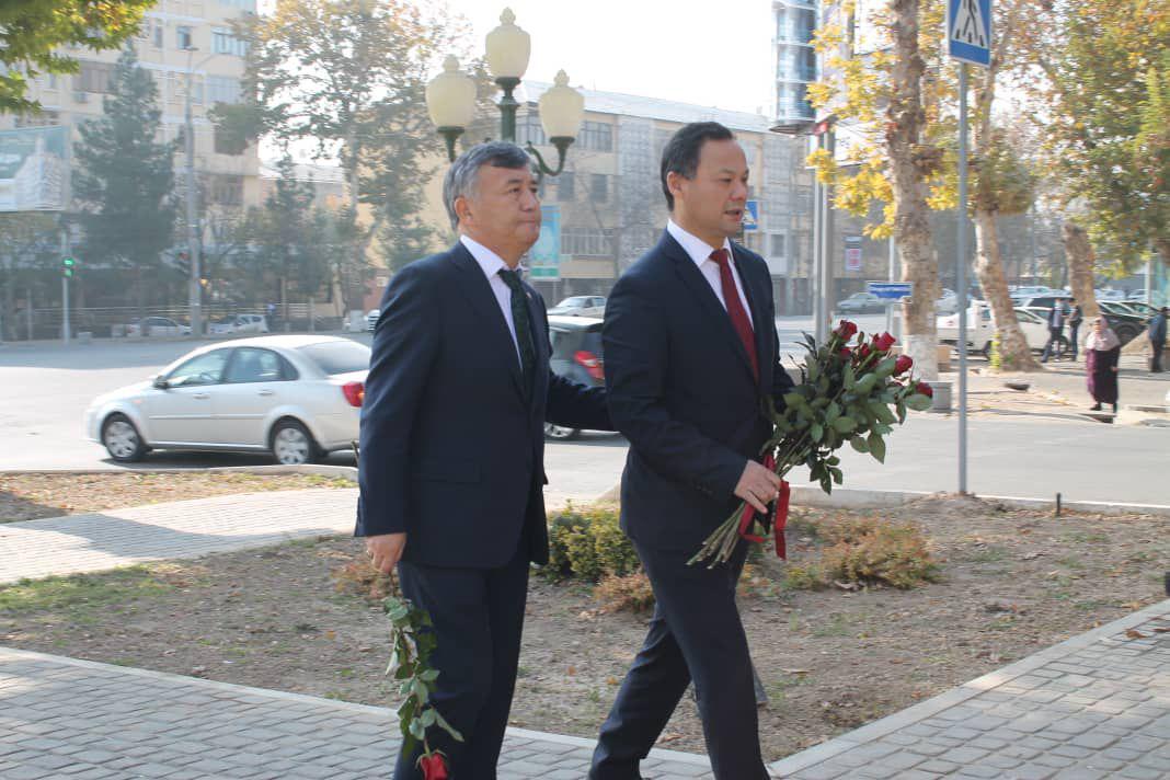 2020-жылдын 5-ноябрында, Өзбекстан Республикасына жумушчу сапарынын алкагында Кыргыз Республикасынын Тышкы иштер министри Руслан Казакбаевди Өзбекстан Республикасынын Премьер-министри Абдулла Арипов кабыл алды.